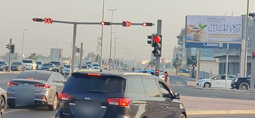 لوحة مؤسسة الاتحاد الخيرية عند تقاطع مروري